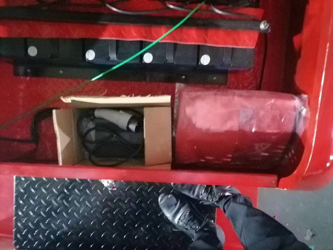 Τεχνουργήματα ντίζελ και ηλεκτρικά φορτηγά φορτηγά