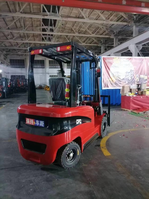 Τεχνουργήματα ντίζελ και ηλεκτρικά φορτηγά φορτηγά