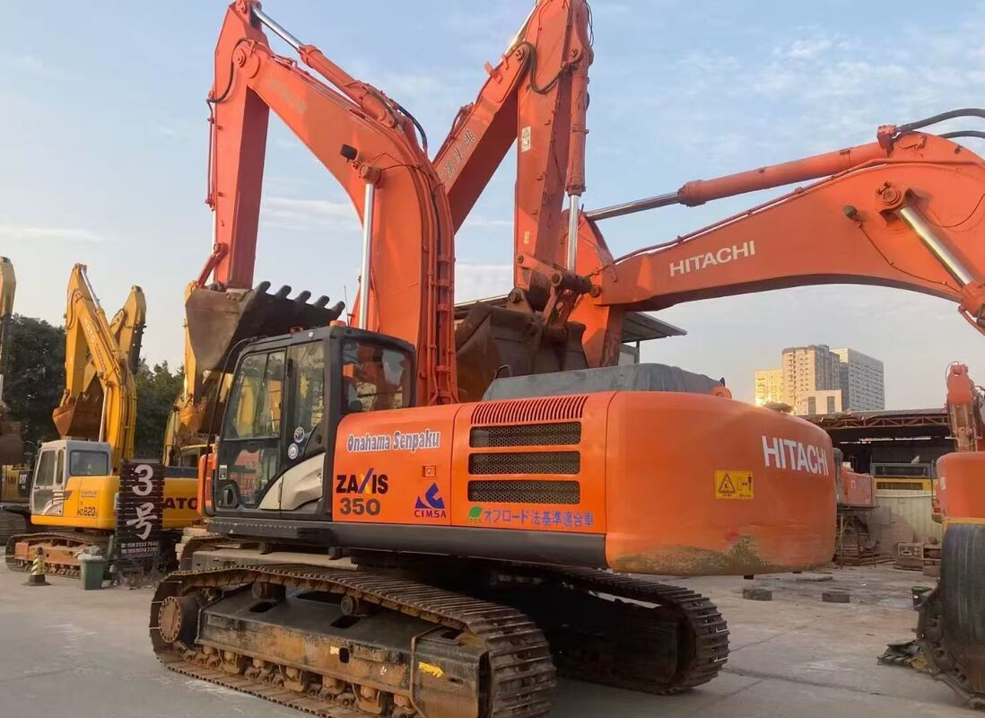 Εκσκαφέας Hitachi 350-5G από την Ιαπωνία, κατάλληλος για μεγάλης κλίμακας εξόρυξη ορυκτών στην Αφρική