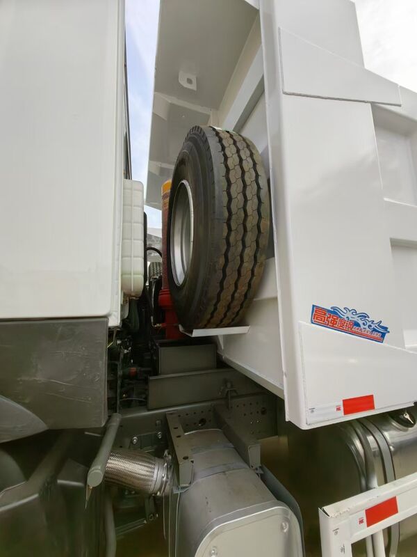 Χρησιμοποιημένο 6X4 Howo Sinotruk 371 Heavy Truck CNG LNG Tractor Head με Fast Gear Box Diesel Fuel Left Steering Van Cargo Tank China